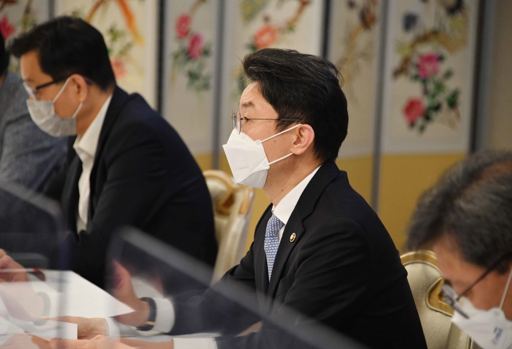 ▲이억원 기획재정부 1차관이 9월 3일 서울 광화문 정부서울청사에서 열린 '제30차 혁신성장 전략점검회의 겸 코로나 정책점검회의 겸 한국판뉴딜 점검 TF'에서 모두발언을 하고 있다. (사진제공=기획재정부)