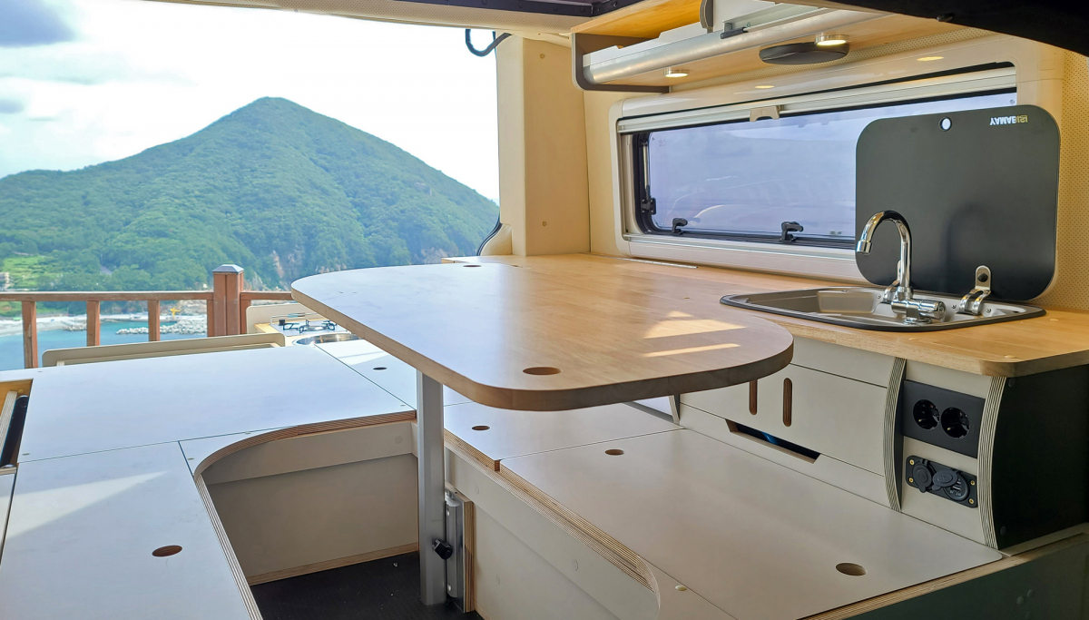 ▲더 뉴 렉스턴 스포츠 칸 캠핑카 ‘로드 칸(ROAD KHAN)’ 실내  (사진제공=쌍용차)