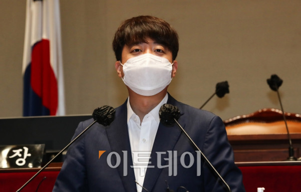 ▲국민의힘 이준석 대표가 2일 오전 국회에서 열린 정기국회 대비 의원워크숍에서 인사말을 하고 있다.  신태현 기자 holjjak@ (이투데이DB)