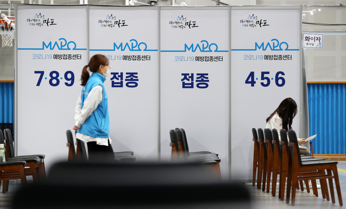 ▲서울 마포구민체육센터에 마련된 코로나19 백신 예방접종센터에서 시민들이 백신 접종을 위해 대기하고 있다. (뉴시스)