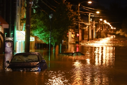 ▲미국 필라델피아 마나영크 지역의 거리가 2일(현지시간) 내린 폭우로 물에 잠겼다. 마나영크/AP연합뉴스
