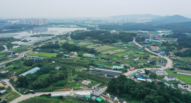 ▲경기 의왕시와 군포시 일대 전세 수요가 심상찮다. 해당 지역 청약 희망자들이 거주 요건 충족을 위해 일찌감치 의왕·군포 전세 물건을 찾으면서 전세 신고가 거래가 속출하고 있다. 사진은 경기도 의왕시 초평동 일대 모습.  (연합뉴스)