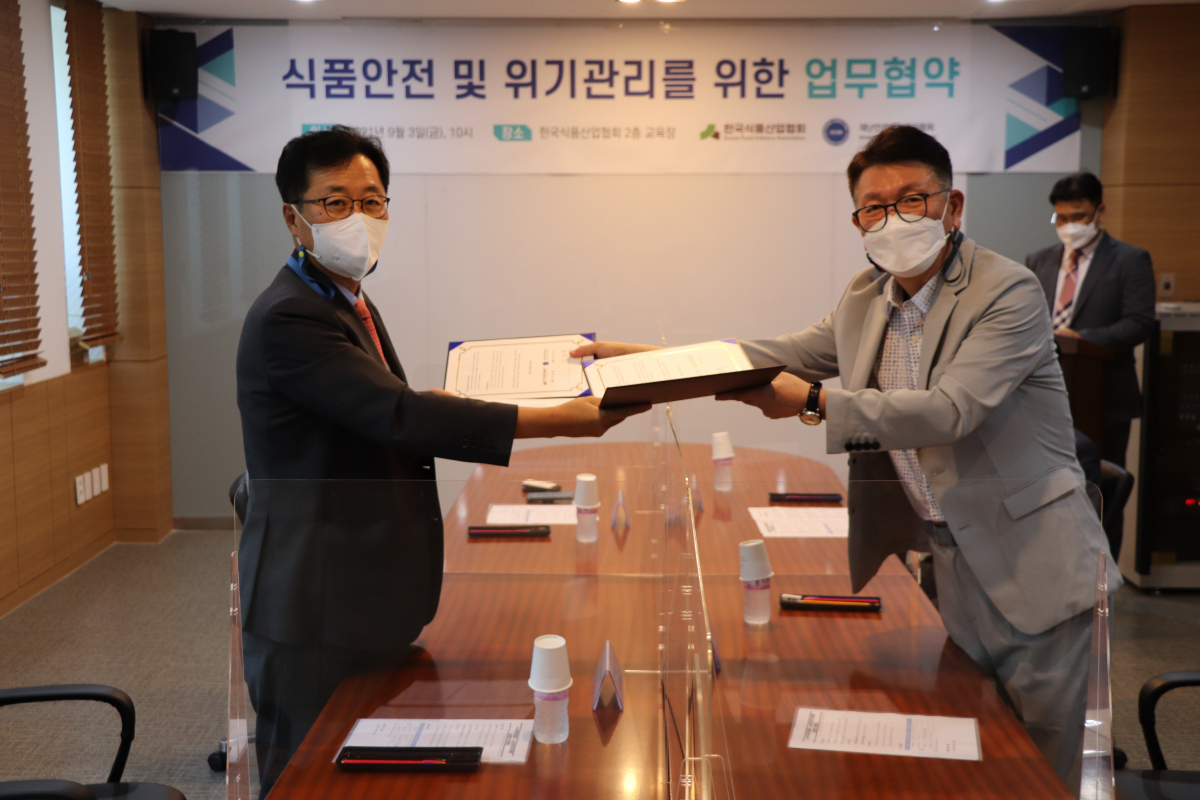 ▲유무영 재난안전위기관리협회 이사(왼쪽)와 김명철 한국식품산업협회 부회장이 3일 오전 서울 서초구 방배동에 있는 식품산업협회에서 식품안전 및 위기관리를 위한 업무협약(MOU)을 맺고 협약서를 교환하고 있다. (사진제공=한국식품산업협회)