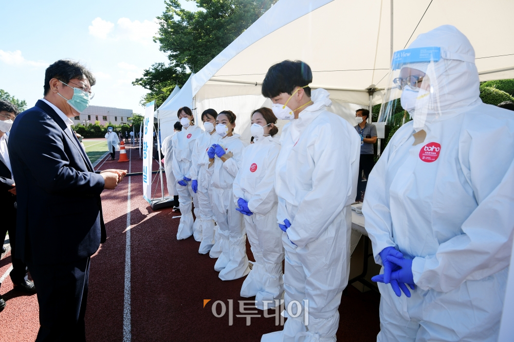 ▲이춘석 국회사무총장이 15일 오전 서울 여의도 국회 운동장에 마련된 임시선별검사소를 찾아 의료진들을 격려하고 있다. 신태현 기자 holjjak@ (이투데이DB)