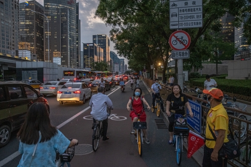 ▲중국 베이징 거리에서 2일 사람들이 자전거를 타고 지나가고 있다. 베이징/EPA연합뉴스
