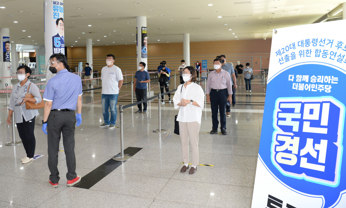 ▲더불어민주당 대선 후보자 선출을 위한 경선 첫 투표가 실시된 4일 오후 대전시 유성구 도룡동 대전컨벤션센터에서 당원들이 투표 순서를 기다리고 있다. (연합뉴스)