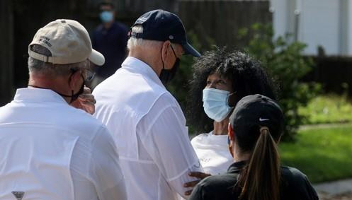 ▲3일(현지시간) 조 바이든 미국 대통령이 허리케인 아이다 최대 피해 지역인 루이지애나주 라플라스를 방문해 주민들을 만나고 있다.  (로이터/연합)