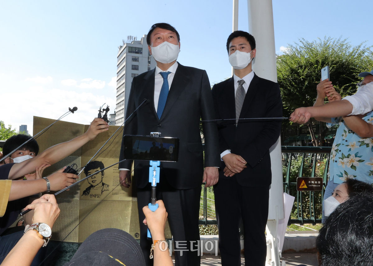 ▲윤석열 국민의힘 대선 경선 후보가 3일 서울 종로구 청계천 버들다리(전태일다리) 내 전태일 열사 동상을 찾아 묵념한 뒤 취재진의 질문에 답하고 있다. (국회사진취재단)