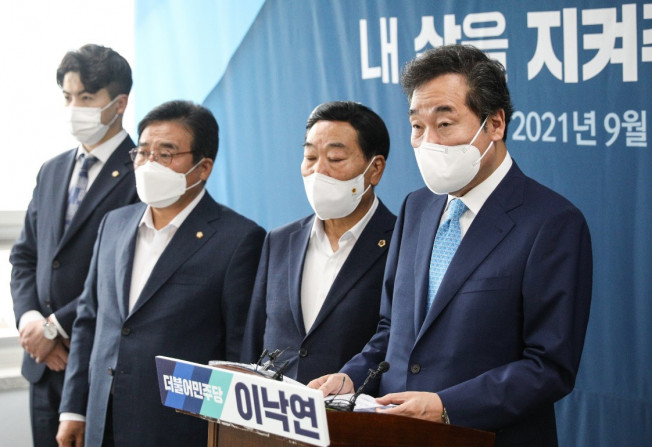 ▲더불어민주당 대권주자인 이낙연 전 대표가 5일 청주 소재 이장섭 국회의원 사무실에서 '4+4 광역경제생활권'을 구축한다는 내용의 국가 균형발전 공약을 발표하고 있다. 