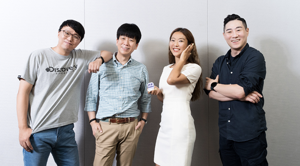 ▲갤럭시 버즈2 개발과 마케팅을 담당한 삼성전자 무선사업부 이병민 프로, 김기훈 프로, 함윤진 프로, 차세진 프로(왼쪽부터) (사진제공=삼성전자)