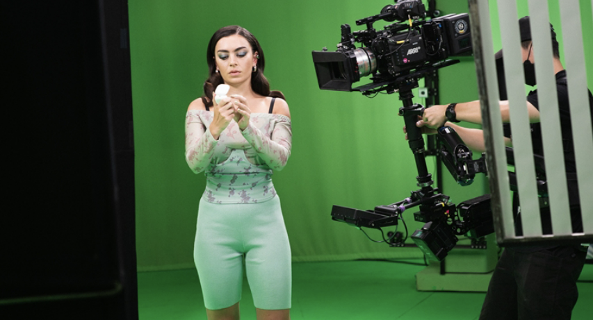 ▲ 찰리 XCX가 갤럭시 버즈2를 착용하고 신곡 ‘Good Ones’ 뮤직비디오를 촬영하는 모습 (사진제공=삼성전자)