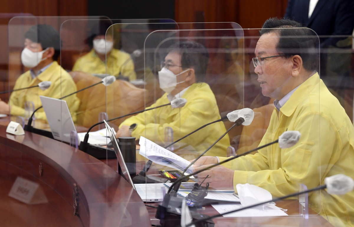 ▲김부겸 국무총리가 3일 오전 서울 종로구 정부서울청사에서 열린 코로나19 중앙재난안전대책본부(중대본) 회의에 참석해 발언하고 있다. 김부겸 총리는 이날 추석 연휴를 포함해 내주부터 4주간 적용할 방역 대책에 대해 수도권 등 4단계 지역의 식당·카페는 영업시간을 밤 9시에서 10시로 환원한다"며 "식당·카페에서의 모임인원 제한도 6명까지로 확대, 허용된다고 밝혔다. (공동취재사진) (뉴시스)