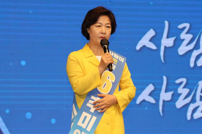 ▲더불어민주당 대권주자인 추미애 전 법무부장관이 5일 오후 충북 청주시 서원구 CJB컨벤션센터에서 치러진 '충북·세종 민주당 순회 경선'에서 연설하고 있다. (연합뉴스)