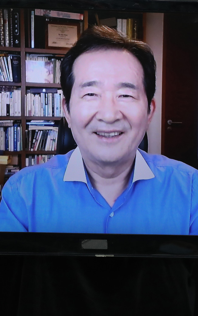 ▲더불어민주당 정세균 대선 경선후보가 1일 서울 금천구 가산디지털단지 내 스튜디오에서 열린 오마이뉴스 주관 6차 토론회에 온라인 비대면으로 참여하고 있다. (연합뉴스)