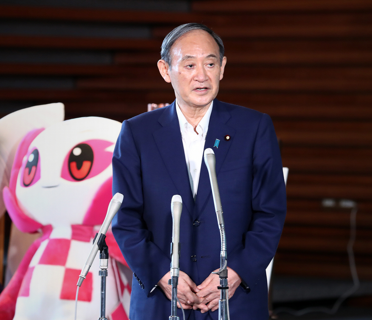 ▲스가 요시히데 일본 총리가 3일 기자회견에서 퇴진 의향을 밝히고 있다. 도쿄/EPA연합뉴스 
