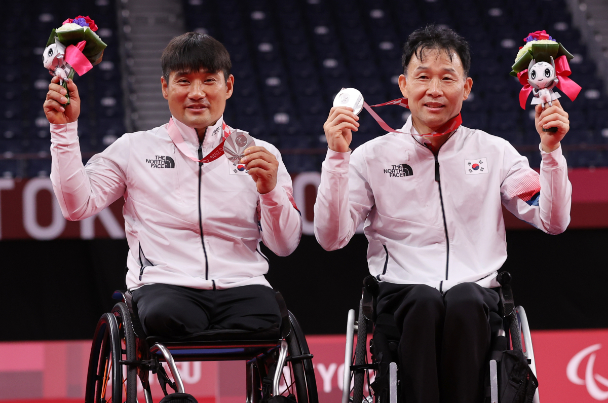 ▲5일 오후 일본 도쿄 요요기 국립경기장에서 열린 2020 도쿄 패럴림픽 배드민턴 남자 복식(WH2) 시상식에서 은메달을 목에 건 김정준(왼쪽), 이동섭이 활짝 웃으며 포즈를 취하고 있다.  (연합뉴스)