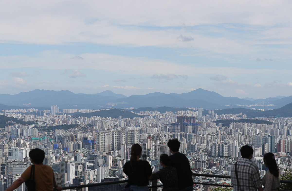 ▲5일 서울 남산공원을 찾은 시민들이 청명한 하늘과 도심을 바라보고 있다. (연합뉴스)