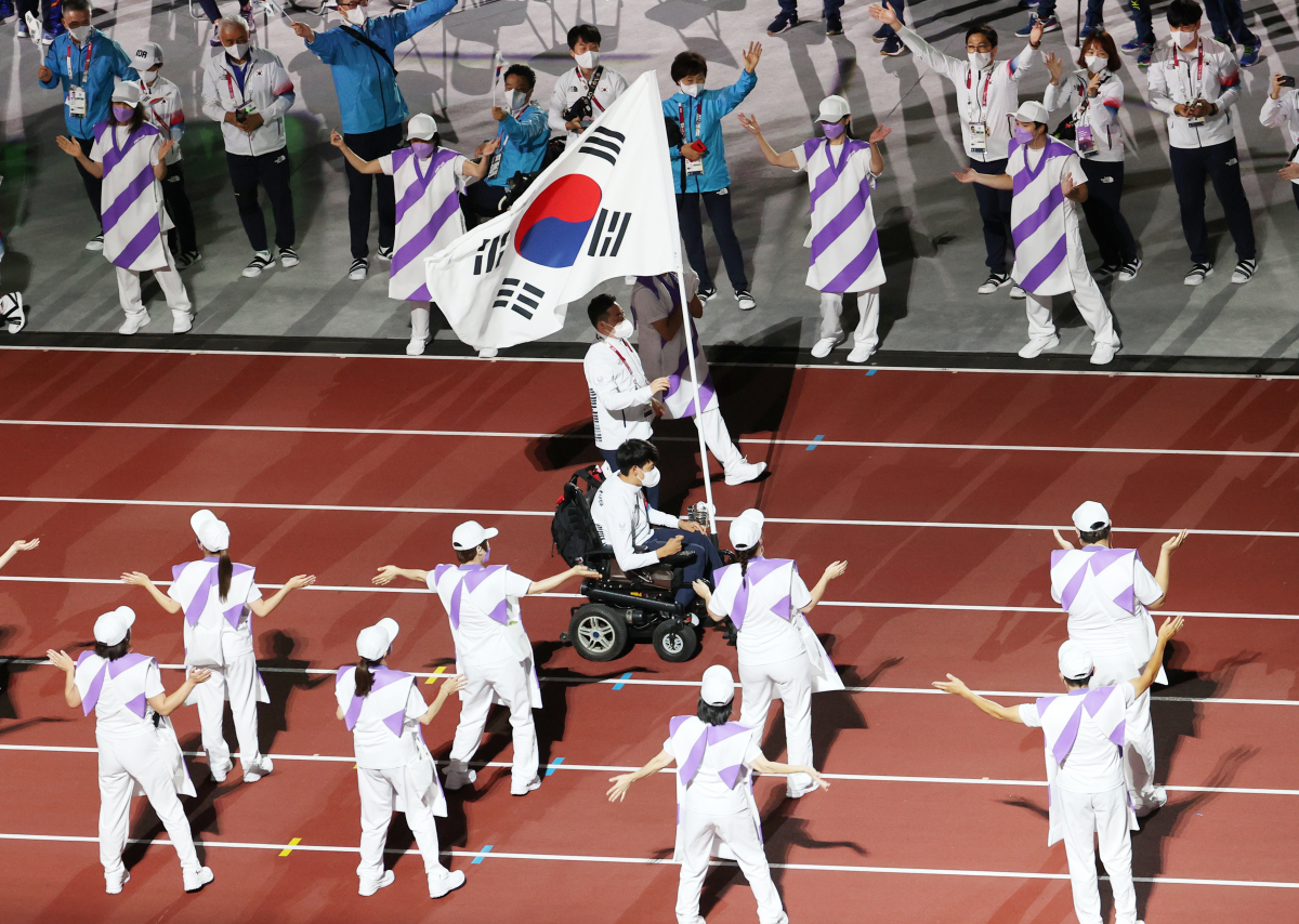 ▲5일 오후 일본 도쿄 신주쿠의 국립경기장(올림픽 스타디움)에서 열린 2020 도쿄 패럴림픽 폐막식에서 보치아 페어에서 금메달을 획득한 정호원이 태극기를 들고 대한민국 선수단과 함께 입장하고 있다. (연합뉴스)
