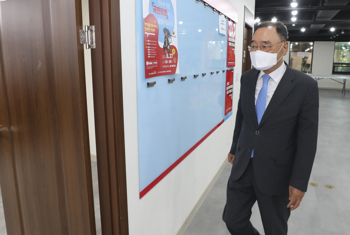 ▲정홍원 국민의힘 제20대 대통령 후보 선거관리위원장이 5일 서울 여의도 중앙당사에서 열린 선거관리위원회의에 입장하고 있다. (연합뉴스)