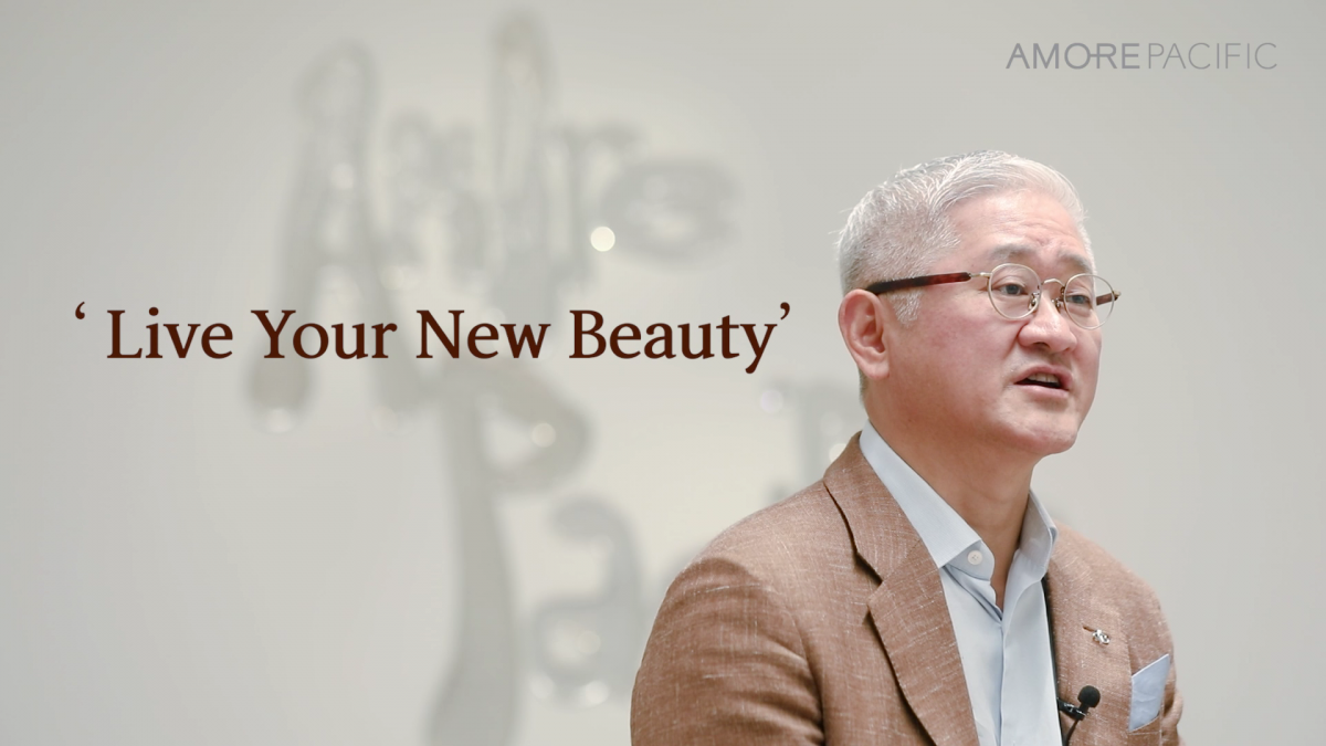 ▲서경배 아모레퍼시픽그룹 회장이 메타버스로 개최된 창립 기념식에서 영상 메시지를 전하고 있다. (아모레퍼시픽)
