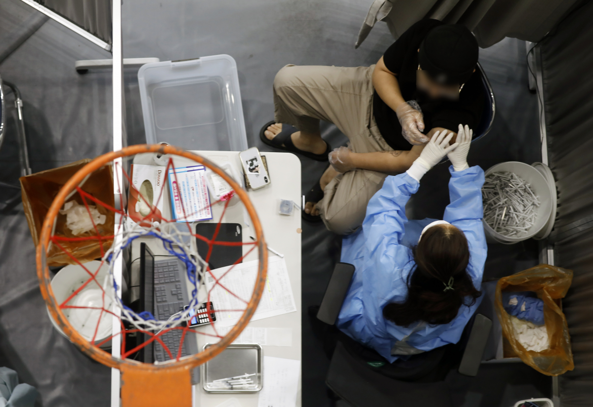 ▲코로나19 예방접종 대응 추진단에 따르면 0시 기준 총 1775만 1820명이 접종을 완료한 6일 서울 송파구 체육문화센터에 마련된 예방접종센터에서 시민들이 접종을 하고 있다. (뉴시스)