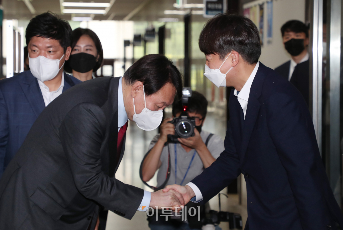 ▲이준석 국민의힘 대표와 윤석열 대선 경선 예비후보가 6일 오전 서울 여의도 국회 당대표실에서 회동한 후 악수하고 있다. (국회사진취재단)