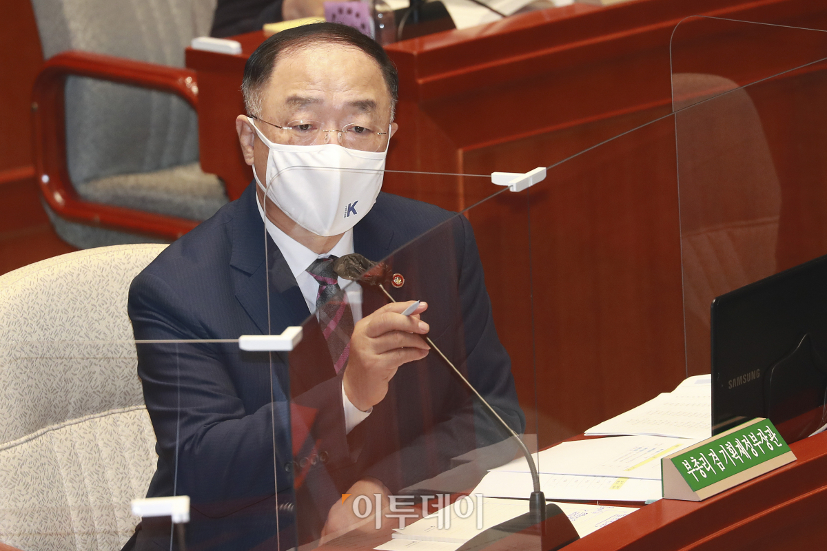 ▲홍남기 경제부총리 겸 기획재정부 장관이 8일 국가 부채 상황에 대해 번복했다는 지적에 “초지일관 메시지를 드렸다”고 반박했다. (이투데이)