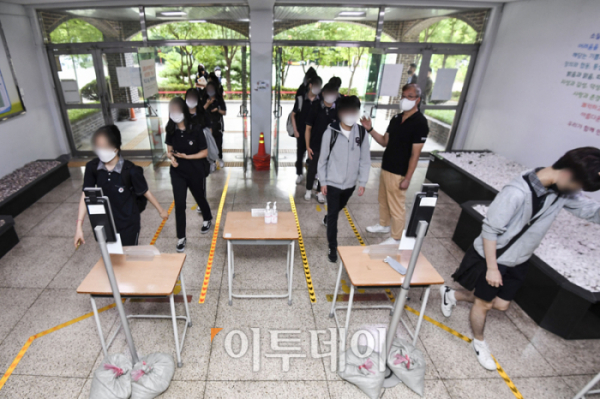 ▲코로나19 확산 속 전국 초·중·고등학교의 개학이 시작된 8월 17일 서울 시내의 한 고등학교 학생들이 등교를 하고 있다.  (고이란(사진공동취재단))