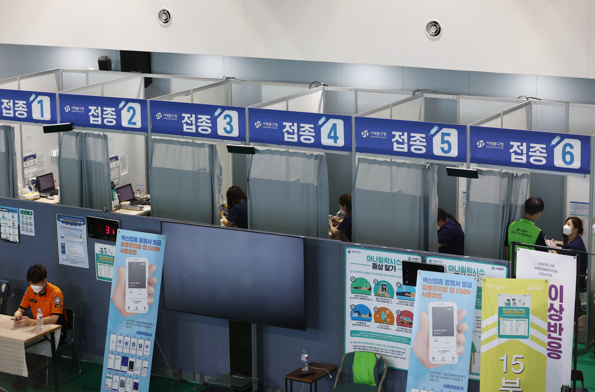 ▲서울 서대문구 북아현문화체육센터에 마련된 코로나19 예방접종센터에서 의료진이 접종자를 기다리고 있다. (연합뉴스)