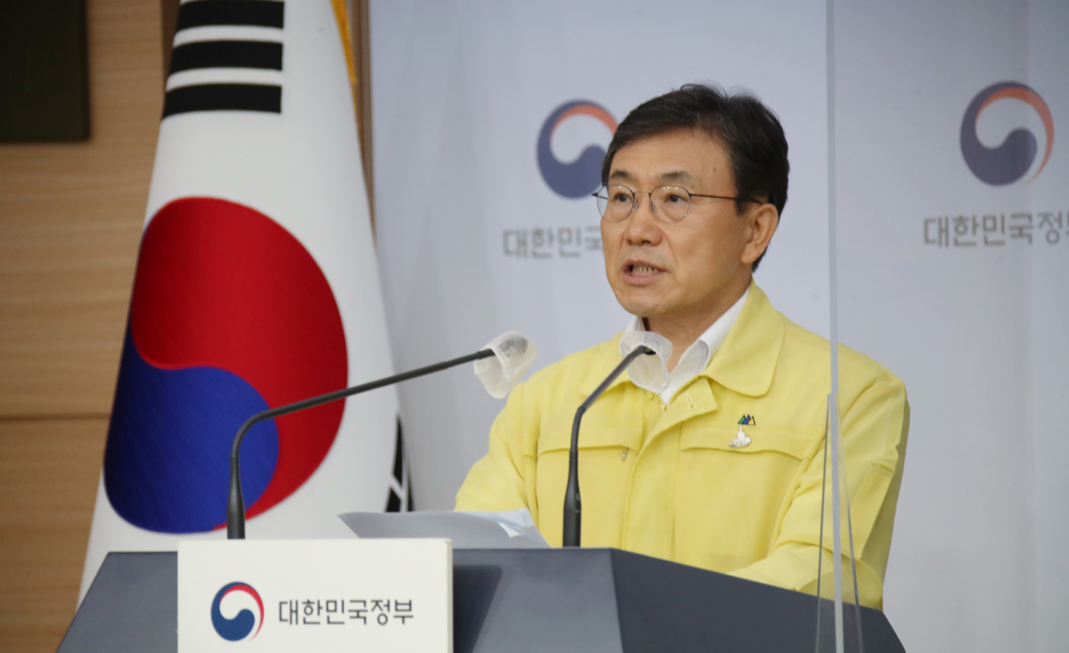 ▲권덕철 중앙재난안전대책본부 1차장(보건복지부 장관)이 3일 정부서울청사 브리핑실에서 중앙재난안전대책본부(중대본) 회의 결과를 브리핑하고 있다.  (연합뉴스)