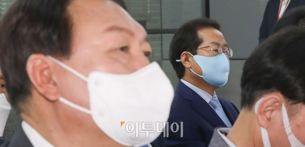 ▲윤석열, 홍준표 국민의힘 대선 경선 예비후보가 지난달 25일 오후 서울 여의도 중앙당사에서 열린 국민 약속 비전 발표회에 참석하고 있다. (신태현 기자 holjjak@)