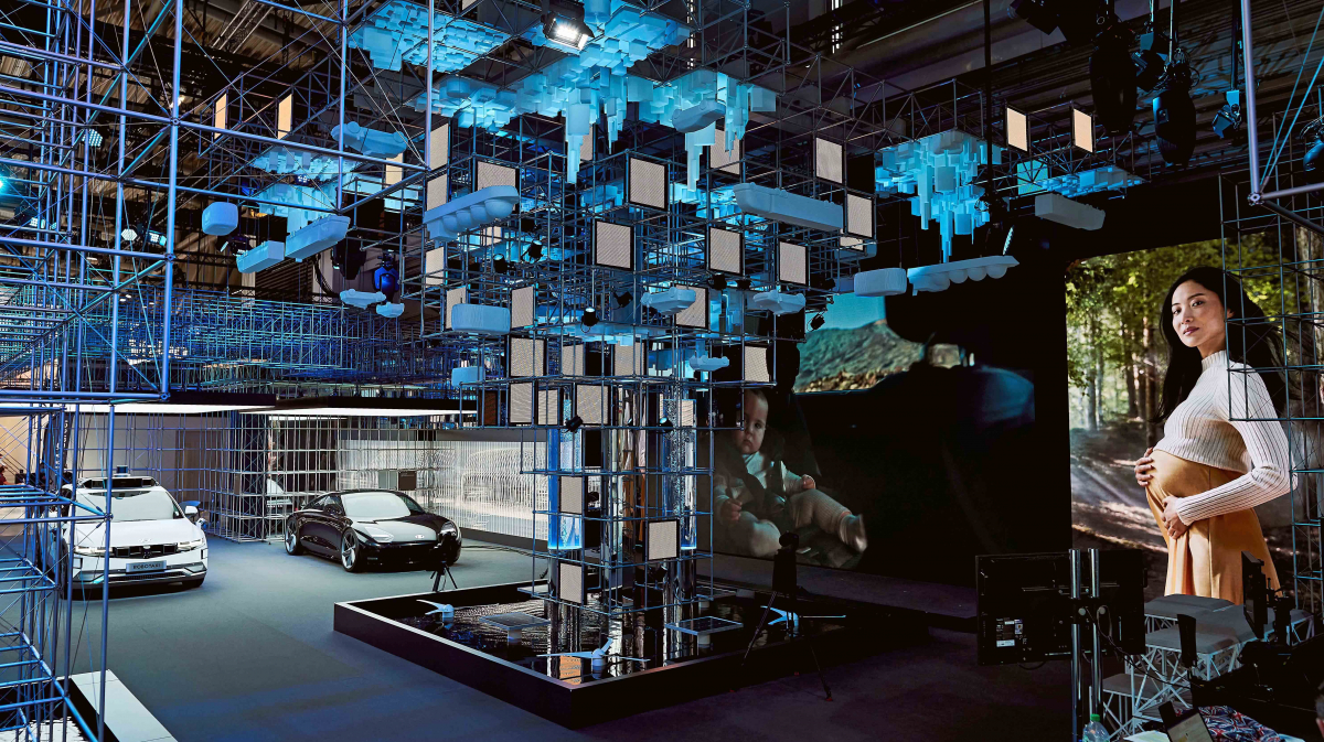 ▲현대차가 독일 뮌헨에서 열린 'IAA 모빌리티 2021'에 참가했다. 현대차는 전시관 중앙에 친환경 수소 생성부터 저장, 운반, 사용까지 수소의 전체 가치사슬을 예술적으로 표현한 '수소사회 조형물을 설치했다.  (사진제공=현대차)