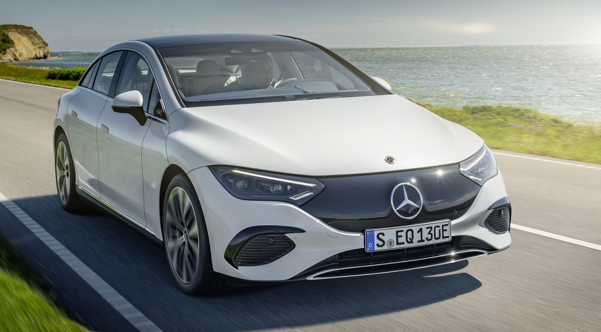 ▲EQS 아랫급으로 등장할 EQE 콘셉트. 내년 중반께 양산형을 선보일 예정이다. 최고출력 295마력과 680마력 수준의 두 가지 전기 동력원을 바탕으로 등장한다.  (사진제공=메르세데스-벤츠 코리아)