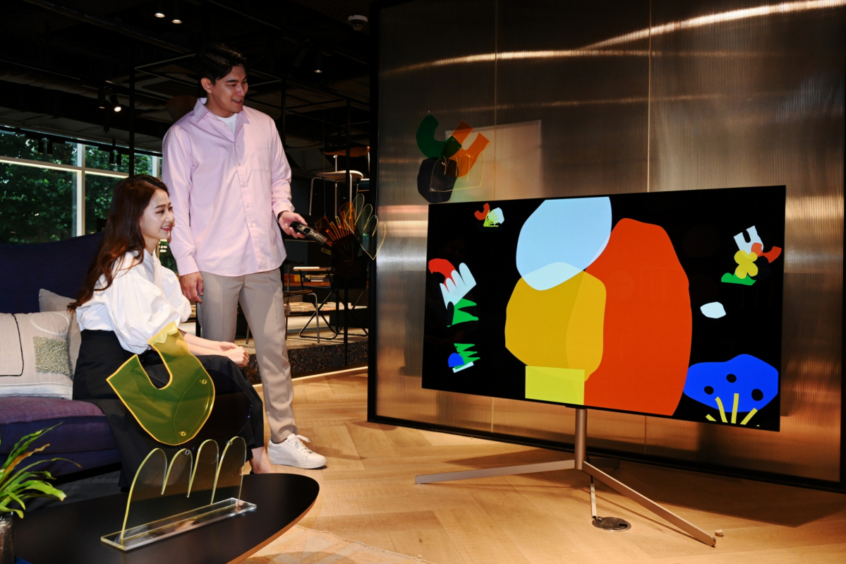 ▲LG전자가 유명 아트디렉터 차인철 작가와 협업해 롯데백화점 강남점에 위치한 더콘란샵에서 라이프스타일 스크린 전시를 진행한다. 모델들이 아트 오브제와 함께 연출돼 있는 LG 올레드 에보를 살펴보고 있다. (사진제공=LG전자)