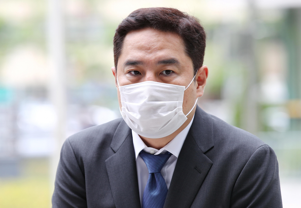 ▲이재명 경기도지사를 상대로 손해배상청구 소송을 한 배우 김부선 씨의 변호를 맡은 강용석 변호사가 7일 오후 서울동부지법에서 열린 2차 변론기일에 출석, 취재진의 질문에 답하고 있다. (연합뉴스)