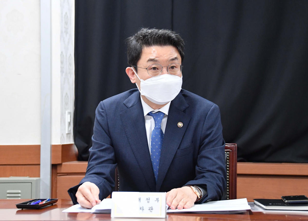 ▲이억원 기획재정부 차관이 9월 7일 서울 광화문 정부서울청사에서 열린 '선제적 기업 · 노동전환 지원단 출범회의'에서 모두발언을 하고 있다. (사진제공=기획재정부)