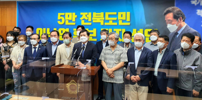 ▲이낙연 전 더불어민주당 대표의 지지 모임인 '신복지 전북포럼'은 7일 전북도의회에서 기자회견을 열고 "이 전 대표가 호남에서 완승해 민주당의 대선 후보가 되도록 도와달라"고 호소했다. (연합뉴스)