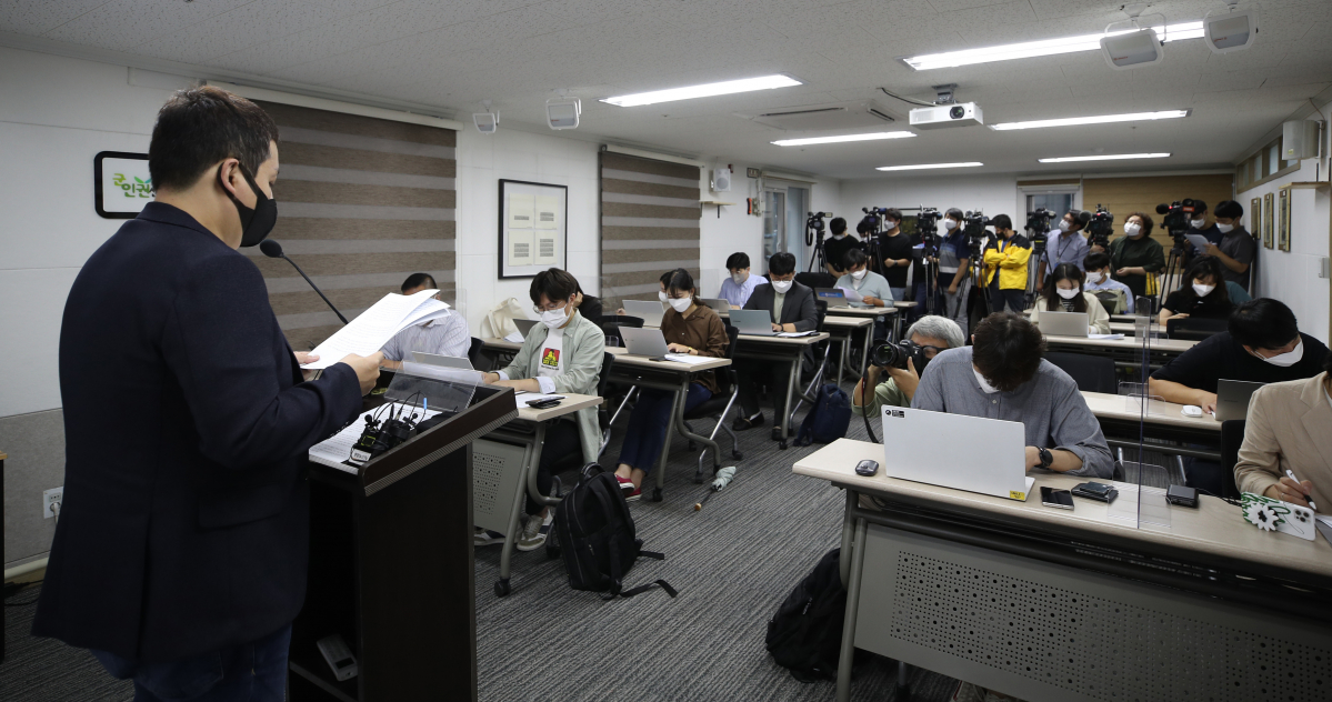 ▲임태훈 군인권센터 소장이 7일 오전 서울 마포구 군인권센터에서 해군 강감찬함 소속 일병 사망 사건과 관련한 기자회견문을 발표하고 있다. (연합뉴스)