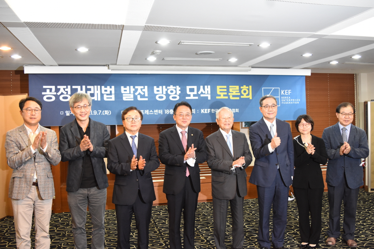 ▲한국경영자총협회는 7일 서울 중구 한국프레스센터에서 ‘공정거래법 발전 방향 모색 토론회’를 열었다. 왼쪽부터 신영수 경북대 법학전문대학원 교수, 주진열 부산대 법학전문대학원 교수, 이동근 경총 상근부회장, 김희곤 국민의힘 의원, 손경식 경총 회장, 정호열 건국대 법학전문대학원 석좌교수, 민세진 동국대 경제학과 교수, 황인학 기업법연구소 수석연구위원.   (사진제공=경총)