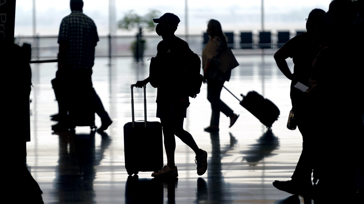 ▲지난달 17일 여행객들이 미국 유타주 솔트레이크시티 국제공항에서 이동하고 있다. 솔트레이크시티/AP연합뉴스