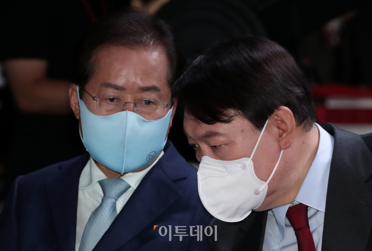 ▲홍준표 국민의힘 대통령 선거 예비경선 후보(왼쪽)와 윤석열 후보가 7일 서울 강서구에서 열린 국민의힘 대선 예비후보 정책발표회에서 이야기를 나누고 있다. (신태현 기자 holjjak@)