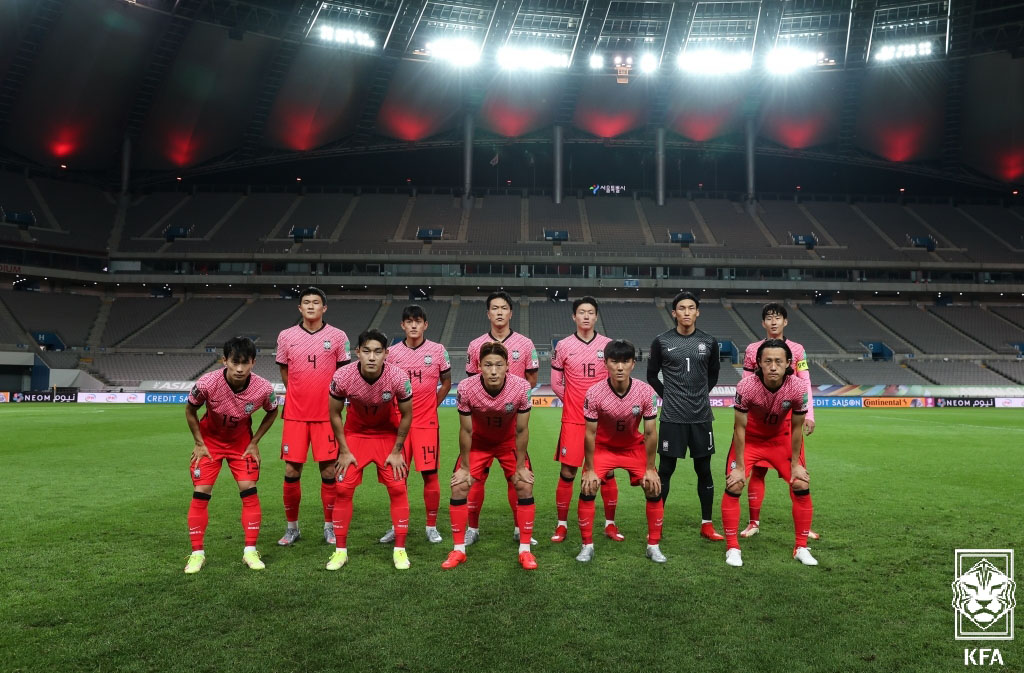 ▲2일 서울월드컵경기장에서 열린 2022 카타르 월드컵 축구 최종예선 A조 1차전 대한민국과 이라크의 경기에 앞서 한국 선수들이 기념촬영을 하고 있다.  (연합뉴스)