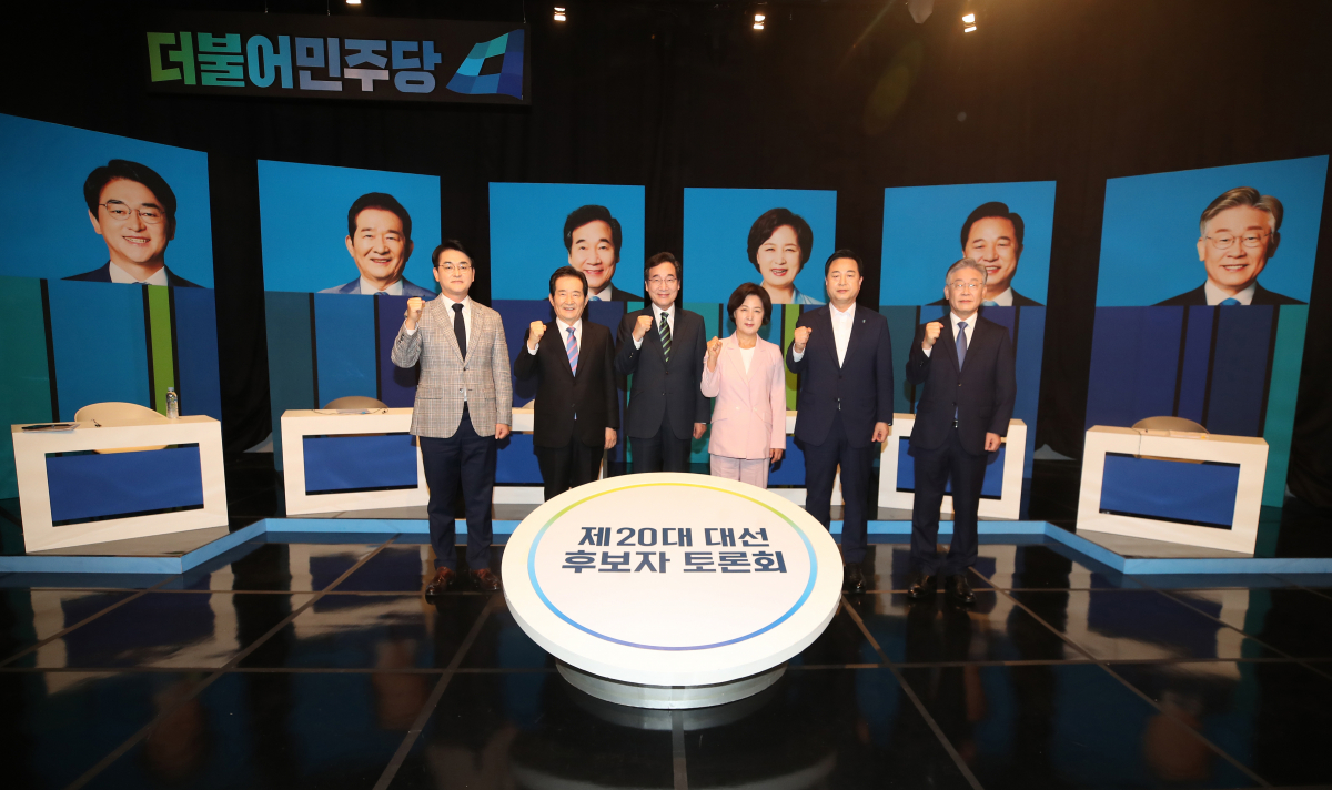 ▲더불어민주당 대권주자들이 7일 오후 대구 수성구 TBC에서 열린 제20대 대통령선거 경선 후보 토론회에 앞서 기념촬영을 하고 있다. 박용진(왼쪽부터), 정세균, 이낙연, 추미애, 김두관, 이재명 후보.  (뉴시스)