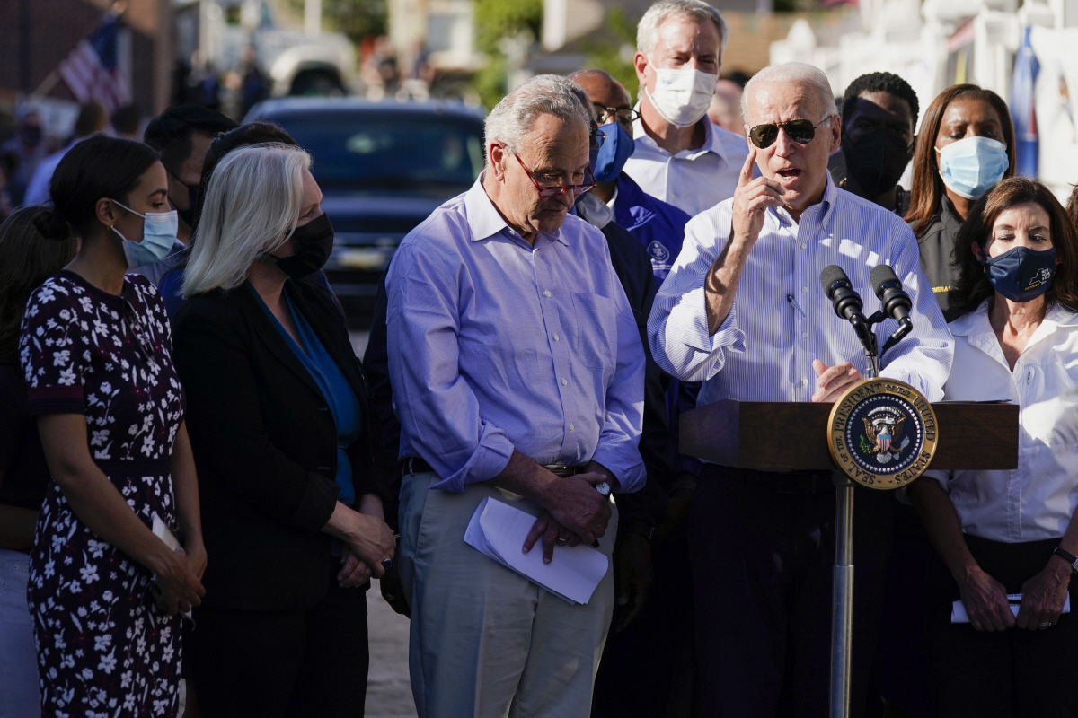▲조 바이든 미국 대통령이 7일(현지시간) 허리케인 ‘아이다’로 피해를 입은 뉴욕시 퀸즈를 시찰하며 주민을 상대로 연설하고 있다. 뉴욕/AP연합뉴스
