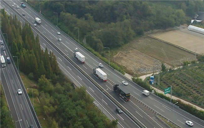 ▲사진은 지난해 기술개발 중 고속도로에서 화물차 3대로 자율협력 군집주행을 시연한 모습. (사진제공=국토교통부)