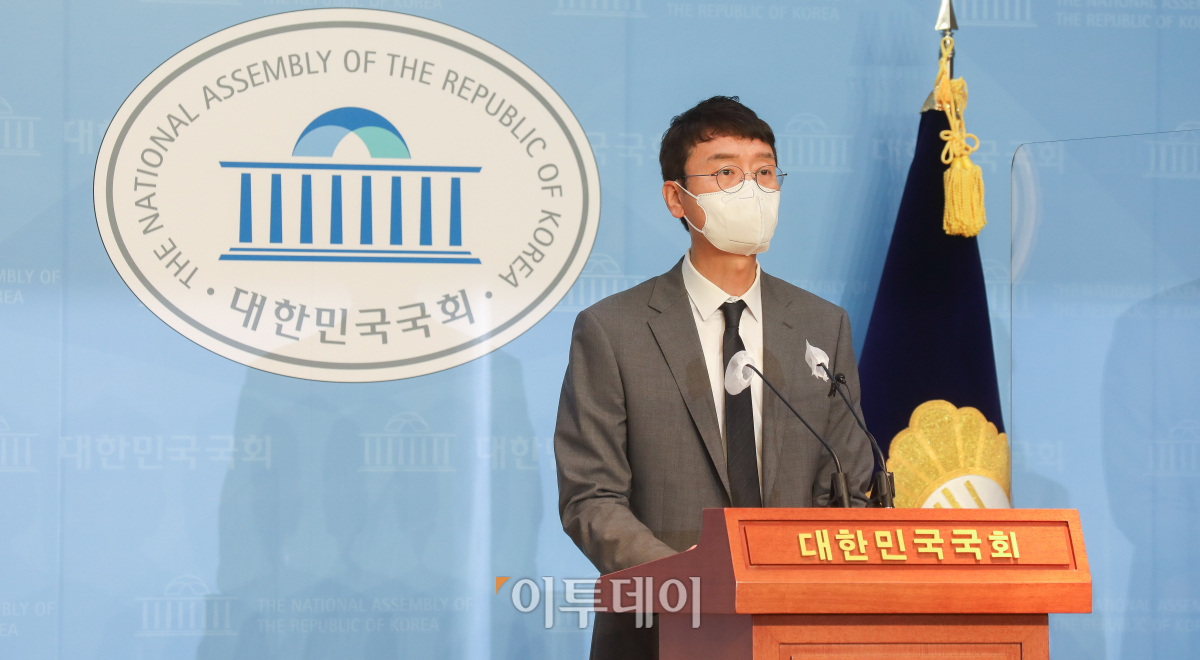 ▲김웅 국민의힘 의원이 8일 서울 여의도 국회 소통관에서 지난해 총선 당시 윤석열 검찰총장의 측근 검사로부터 여권 인사에 대한 고발장을 넘겨받았다는 이른바 '고발사주' 의혹과 관련해 기자회견을 하고 있다. (국회사진취재단)