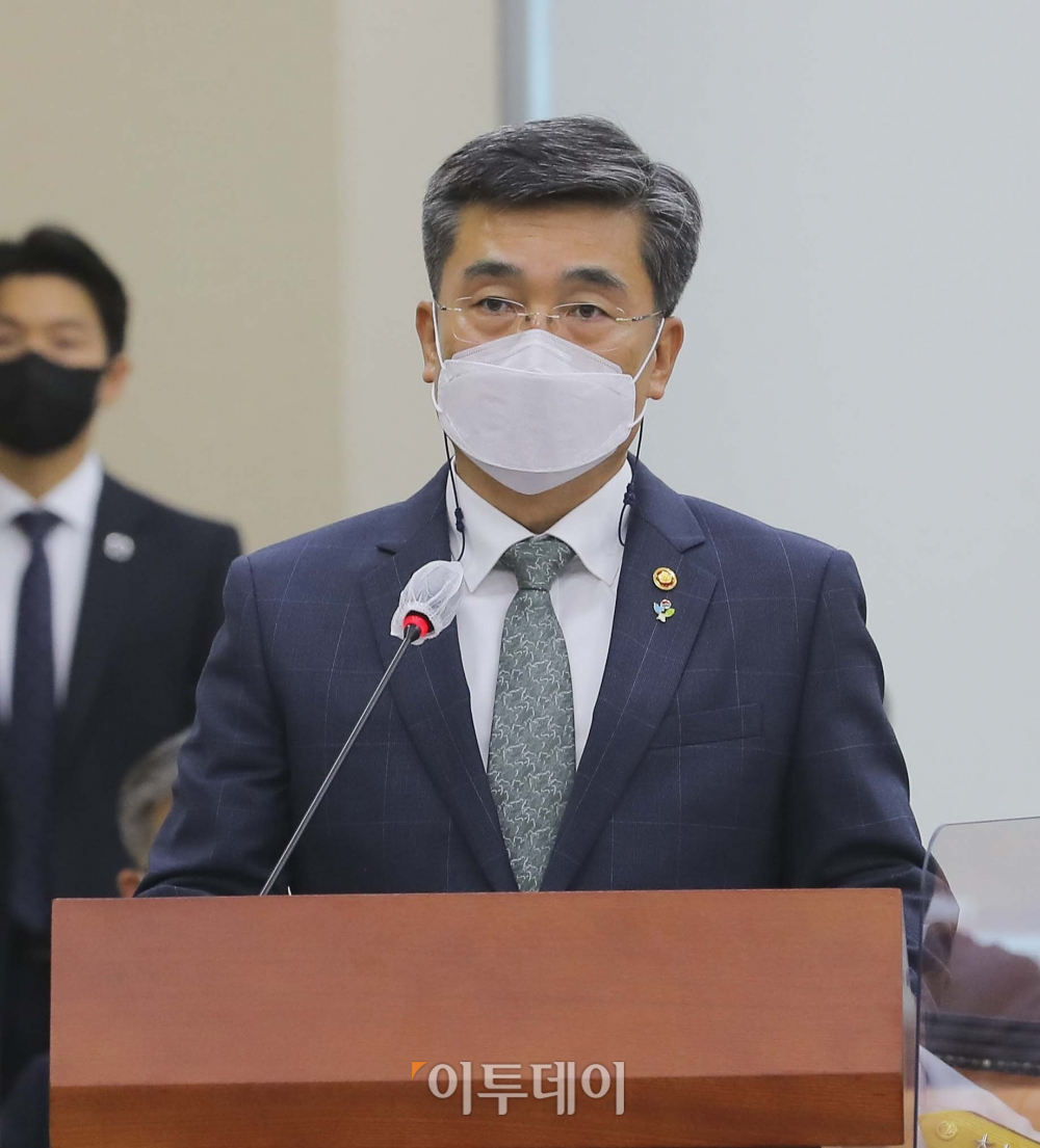 ▲서욱 국방부 장관이 국회에서 열린 국회 국방위에 참석해 여중사 사망사건관련 브리핑을 하고 있다. 신태현 기자 holjjak@ (이투데이DB)