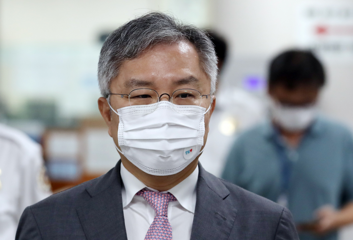 ▲최강욱 열린민주당 대표가 8일 서울고등법원에서 열린 공직선거법 위반 혐의 항소심 1차 공판에 출석하고 있다. (뉴시스)