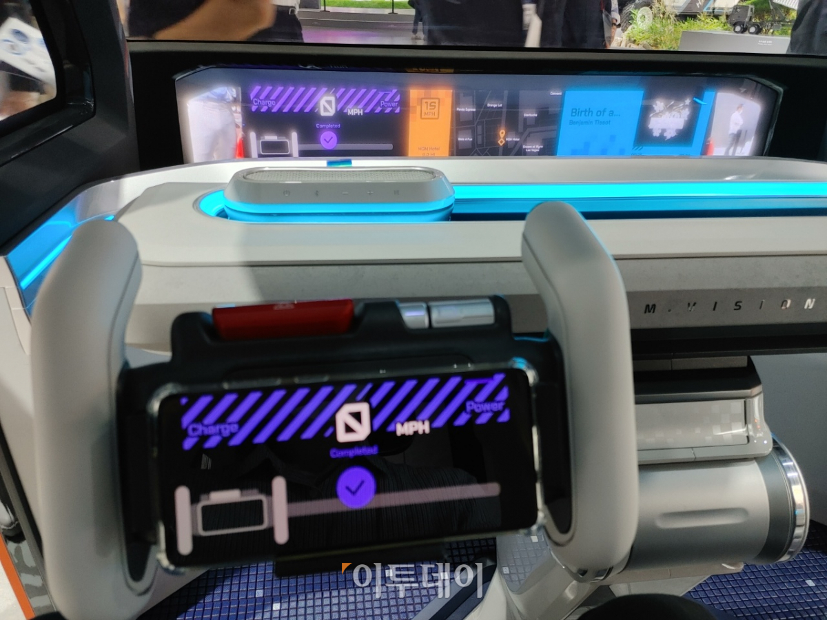 ▲현대모비스의 초소형 전기 모빌리티 엠비전 POP의 실내. 스마트폰을 장착하면 연동해 운행할 수 있다. (유창욱 기자 woogi@)