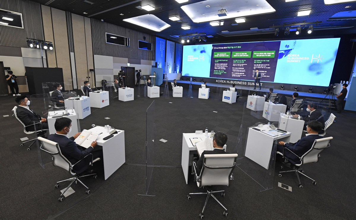 ▲재계가 8일 경기 고양 킨텍스에서 한국판 수소 위원회인 'Korea H2 Business Summit(코리아 H2 비즈니스 서밋)'을 공식 출범했다. 참석자들이 총회를 진행하고 있다.  (사진제공=Korea H2 Business Summit)